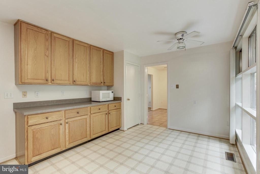 10008 Sinnott Drive - Photo 12