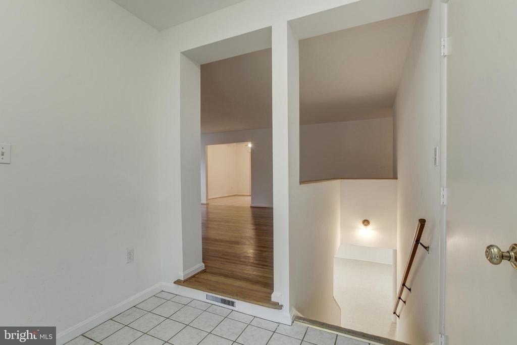 10008 Sinnott Drive - Photo 3