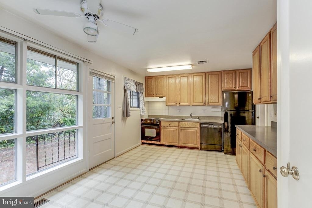 10008 Sinnott Drive - Photo 10