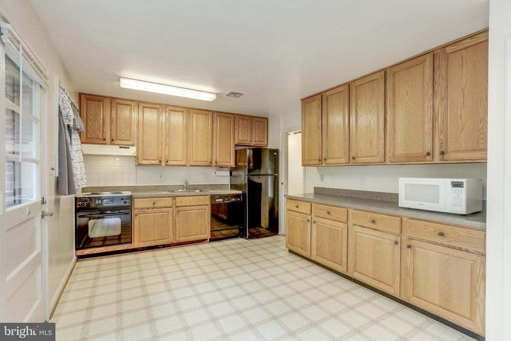 10008 Sinnott Drive - Photo 11