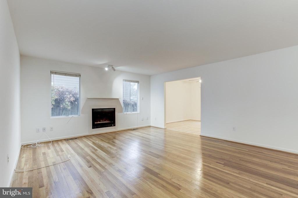 10008 Sinnott Drive - Photo 4