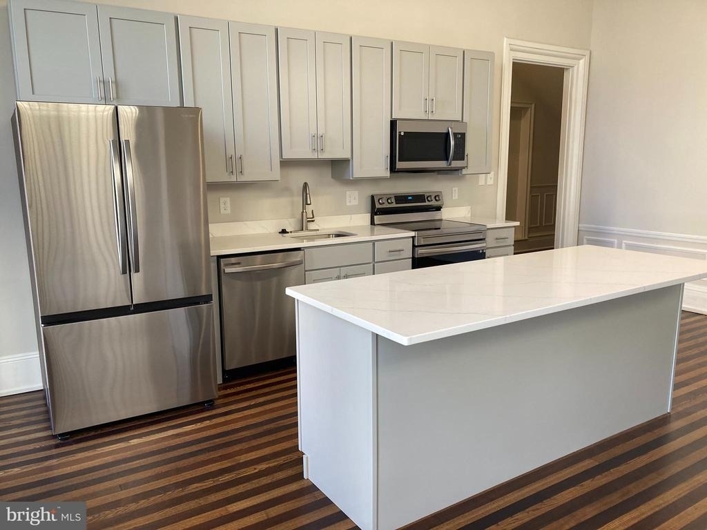 10 Chase Street E - Photo 1