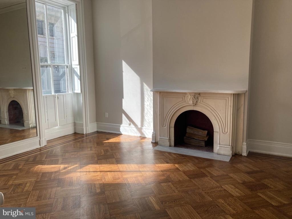 10 Chase Street E - Photo 7