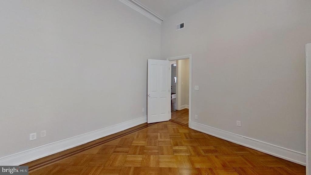 10 Chase Street E - Photo 44