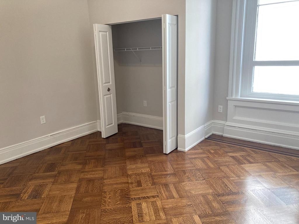 10 Chase Street E - Photo 5