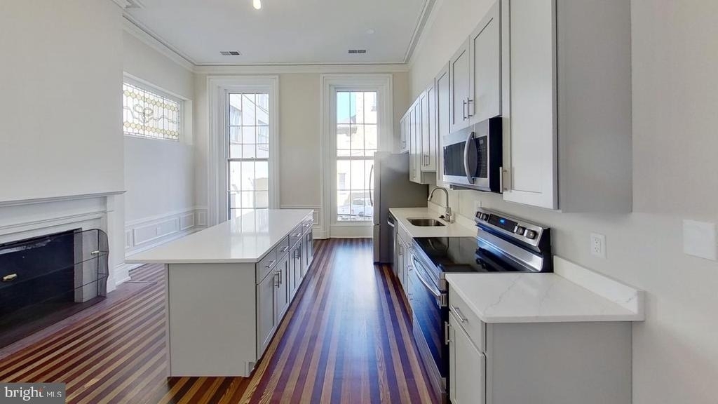 10 Chase Street E - Photo 55
