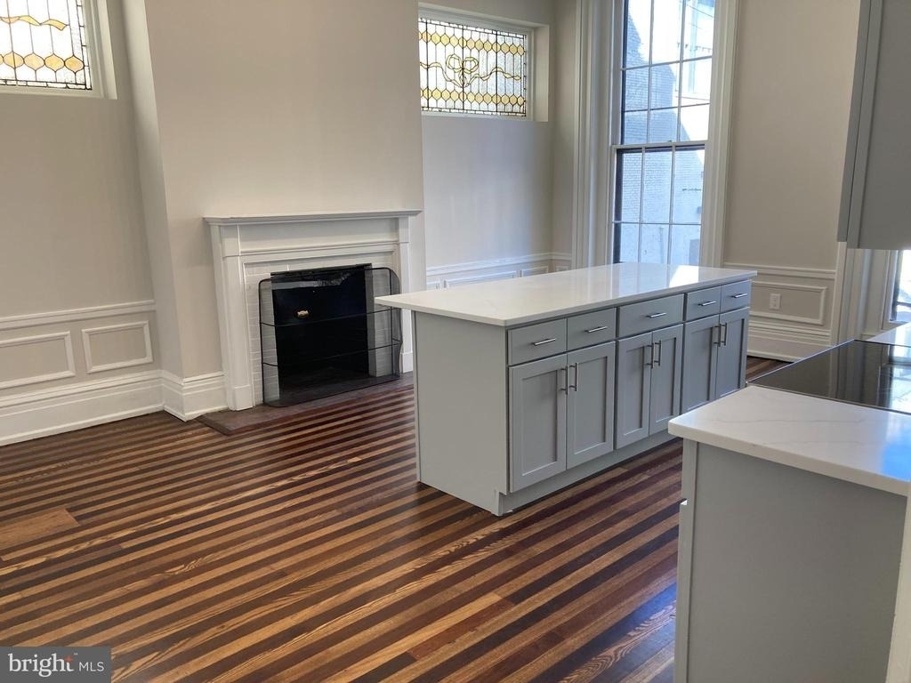 10 Chase Street E - Photo 18