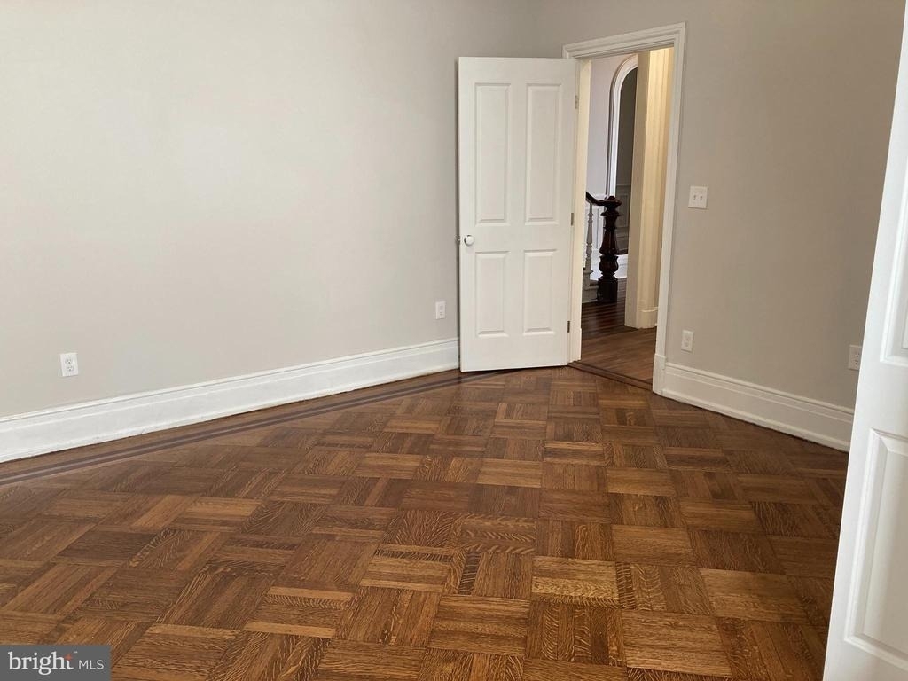 10 Chase Street E - Photo 9