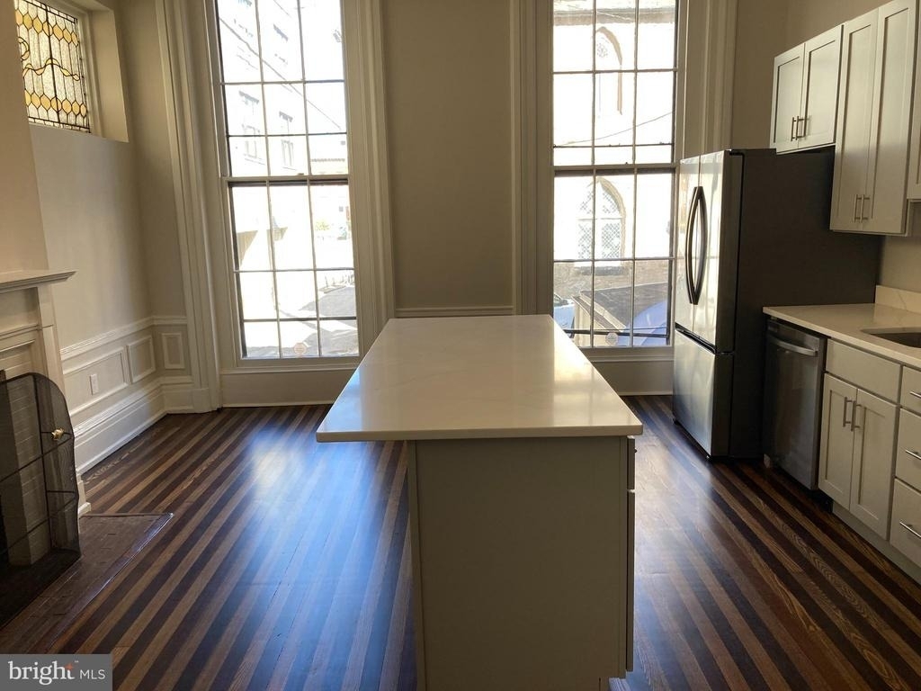 10 Chase Street E - Photo 17