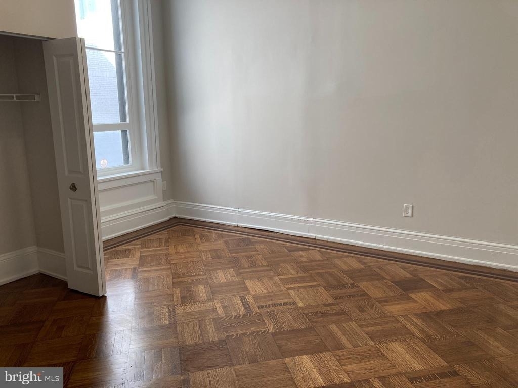 10 Chase Street E - Photo 13