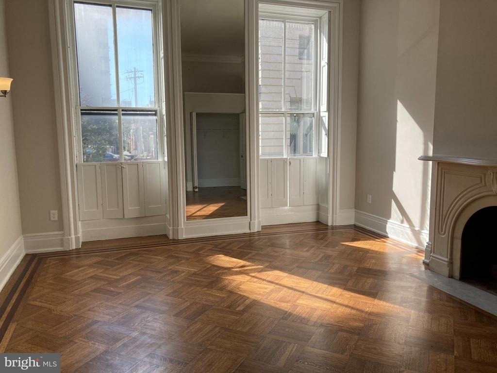 10 Chase Street E - Photo 14