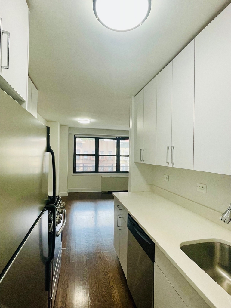 240 E 82nd Street - Photo 3