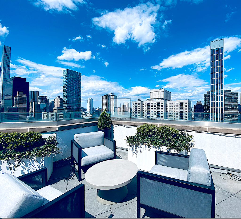 East 54th Street - Photo 4