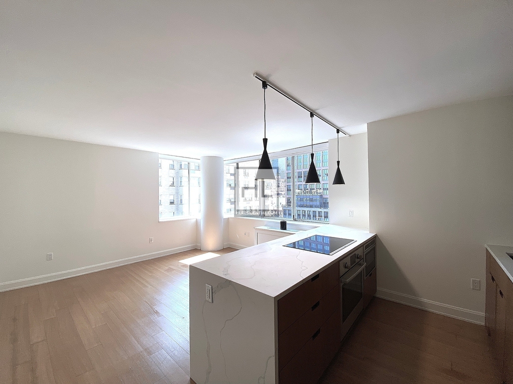East 54th Street - Photo 1