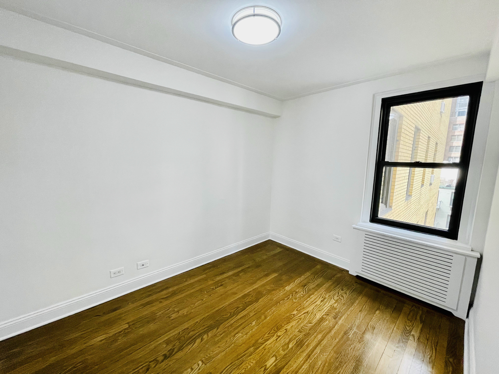 137 East 38th Street - Photo 9