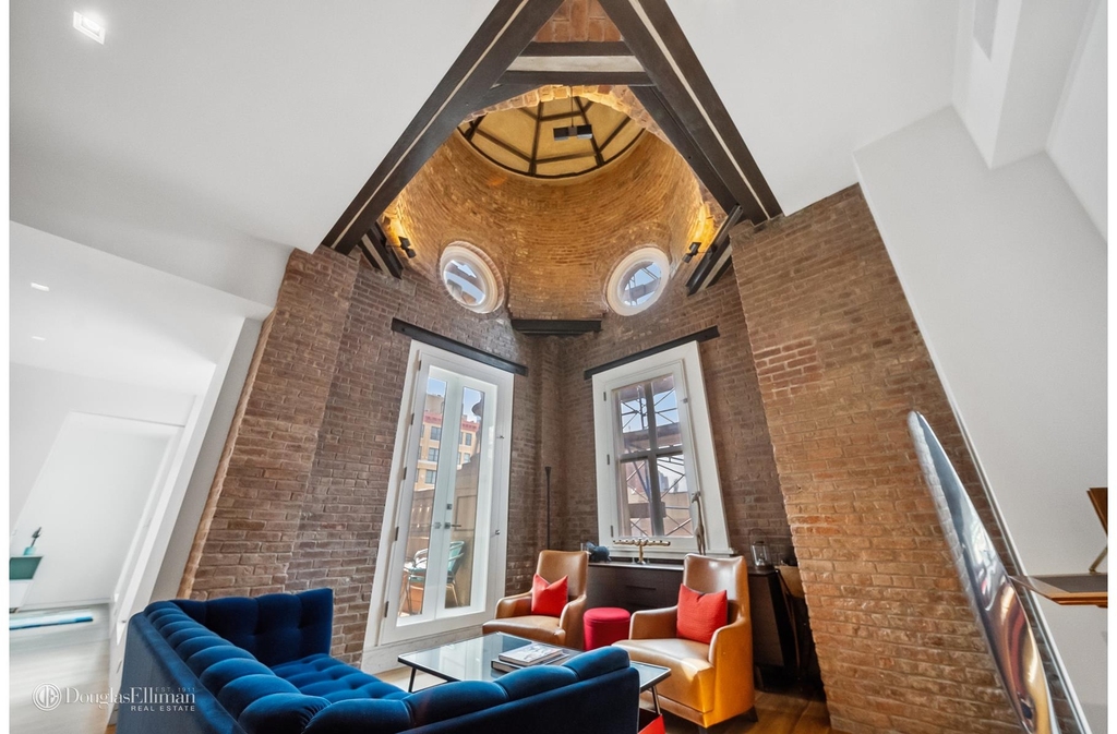 240 Centre St - Photo 0