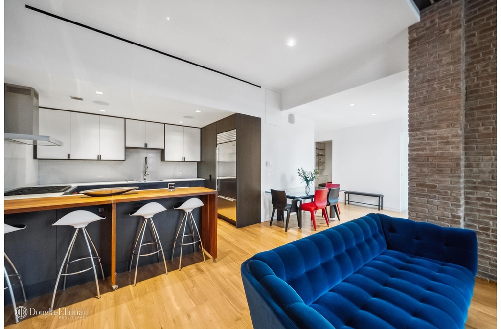 240 Centre St - Photo 1