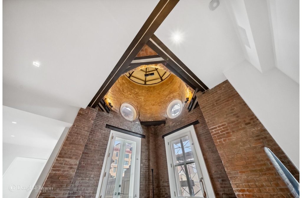 240 Centre St - Photo 3
