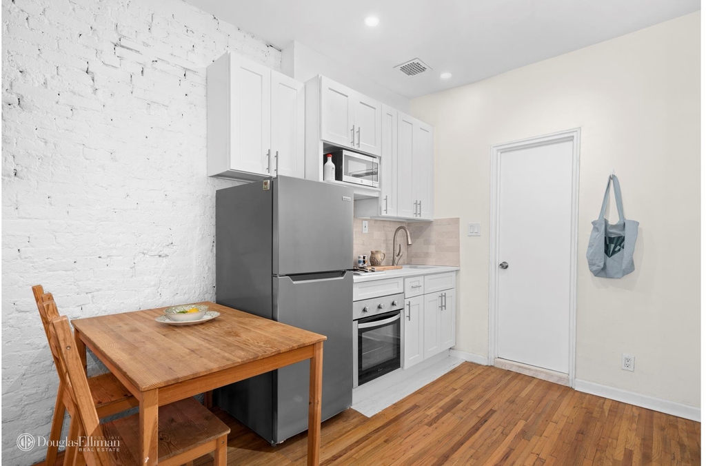513 E 5th St - Photo 2