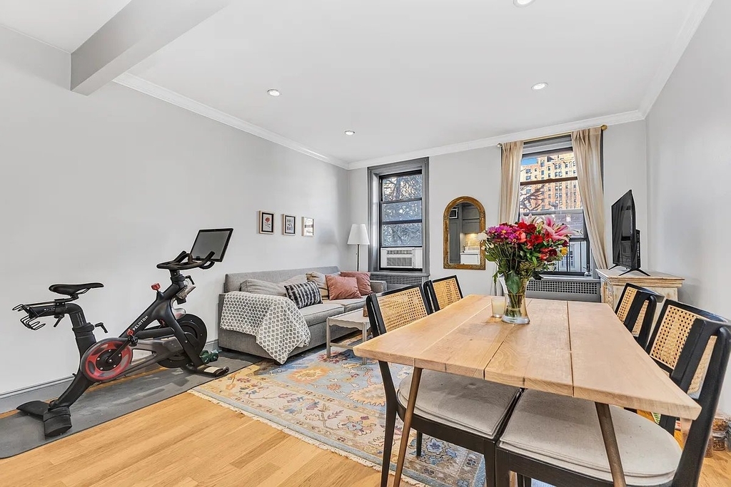 421 W 21st Street - Photo 1