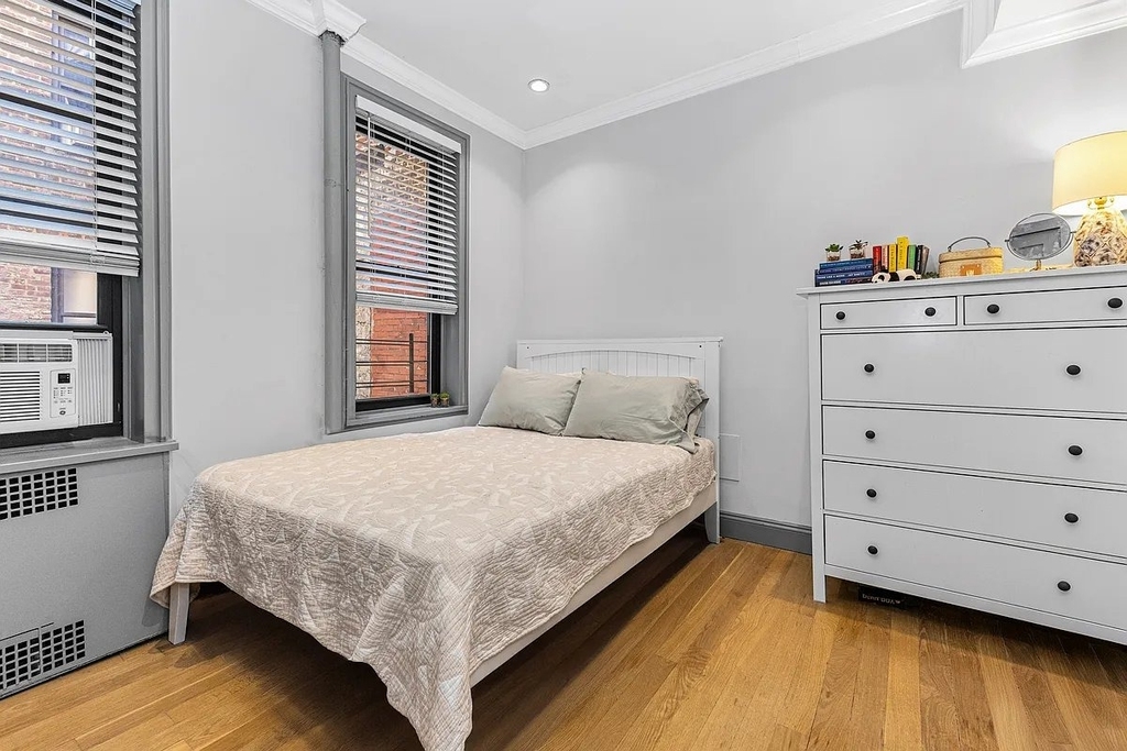 421 W 21st Street - Photo 2