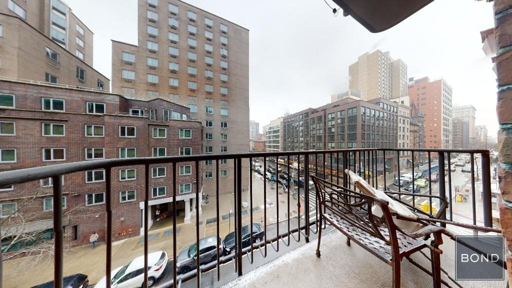 East 12th Street - Photo 4