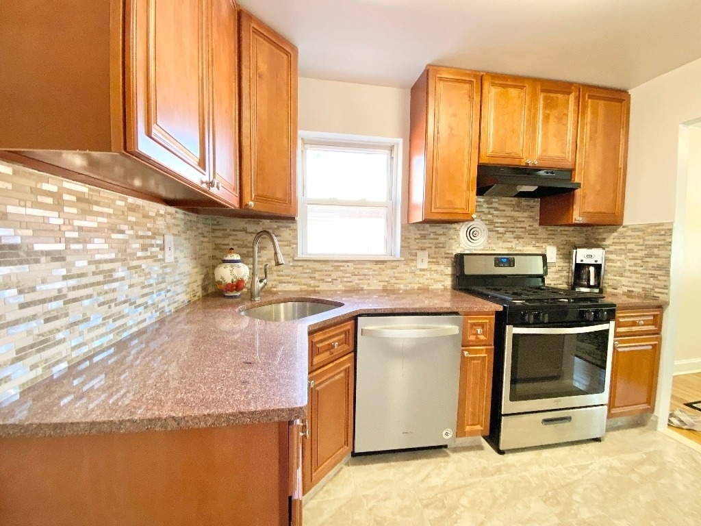70-69 Walnut Street - Photo 7