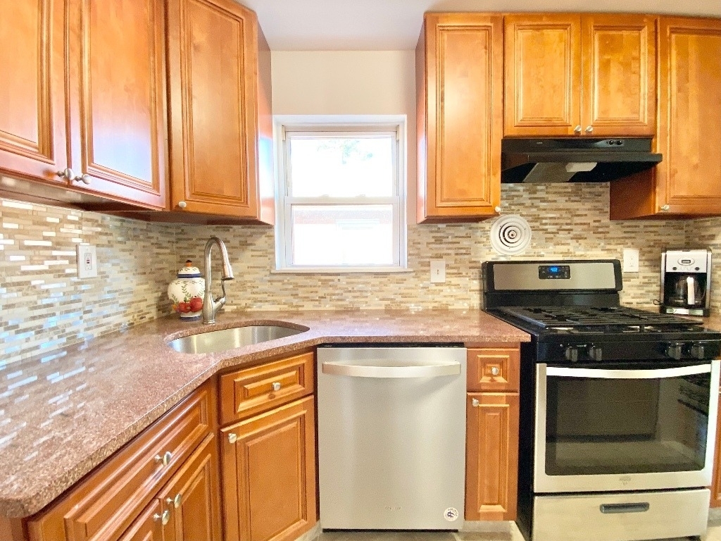 70-69 Walnut Street - Photo 6