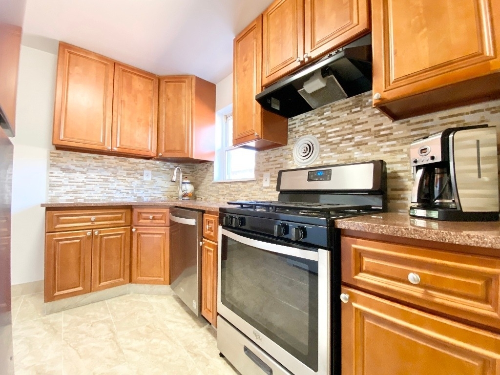 70-69 Walnut Street - Photo 8