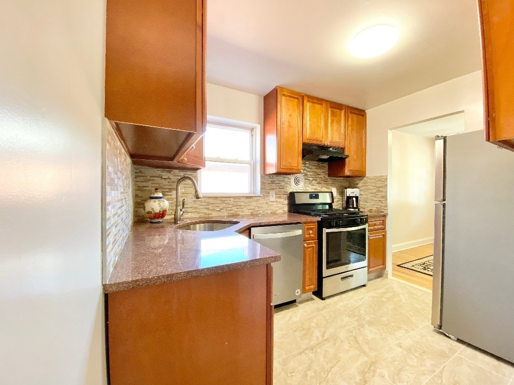 70-69 Walnut Street - Photo 9