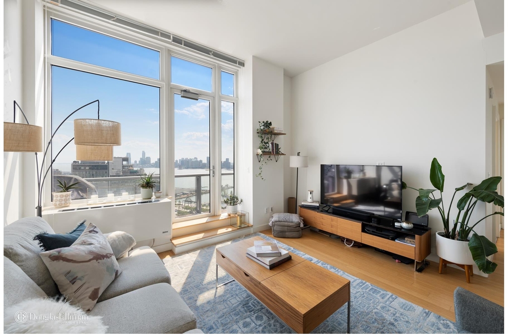 450 W 17th St - Photo 0