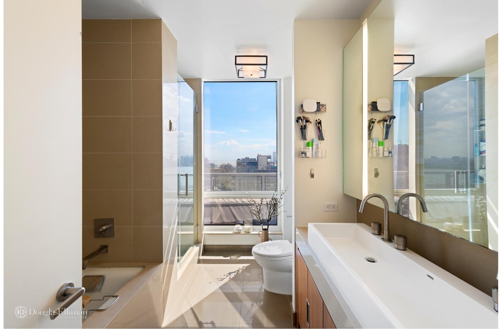 450 W 17th St - Photo 4