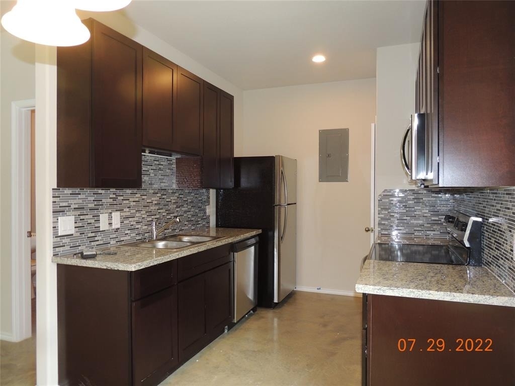 615 Hayman Street - Photo 10