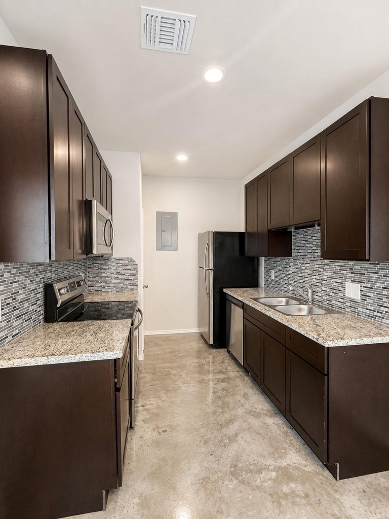 615 Hayman Street - Photo 13