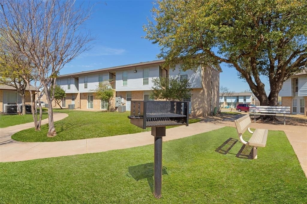 2100 Southcrest Dr - Photo 2
