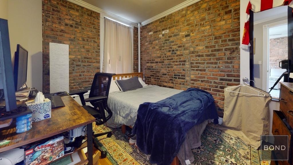 Clinton Street - Photo 3