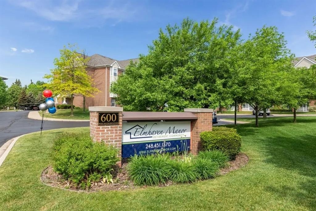 600 W Walton Blvd - Photo 4