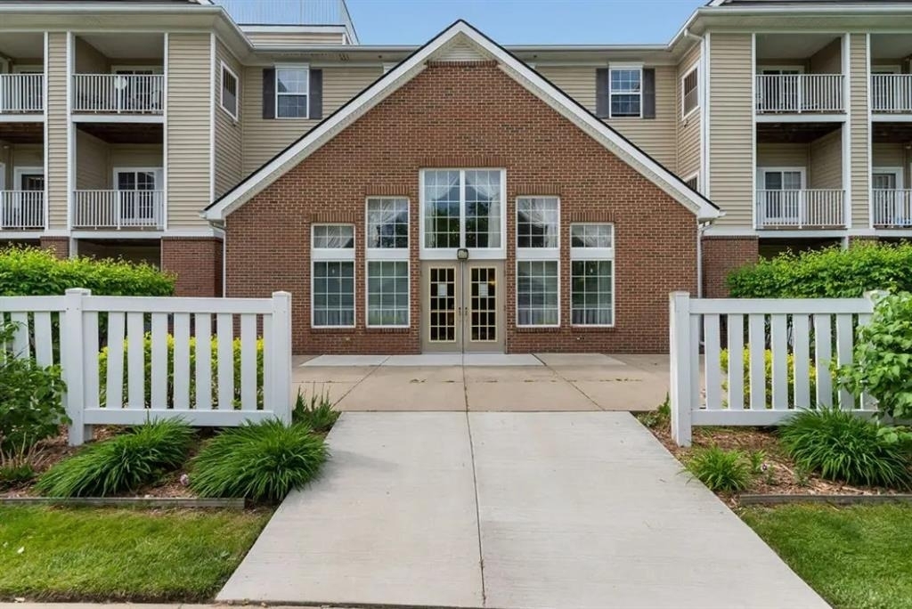 600 W Walton Blvd - Photo 3
