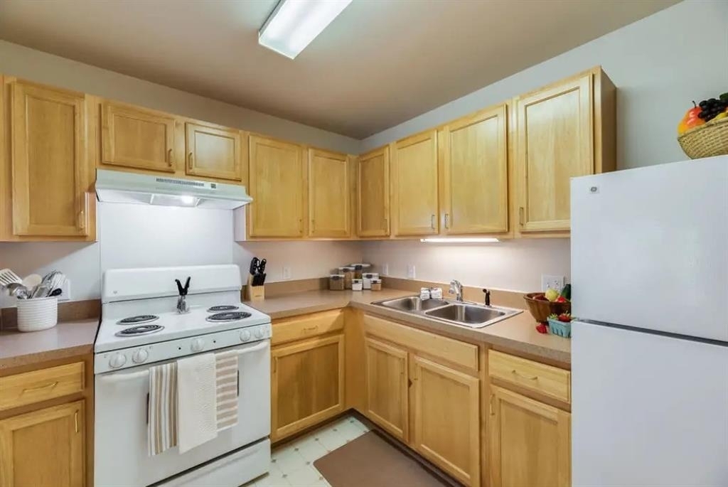 600 W Walton Blvd - Photo 2