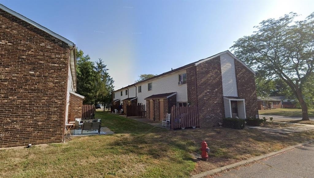 351 Fairview Ave - Photo 2