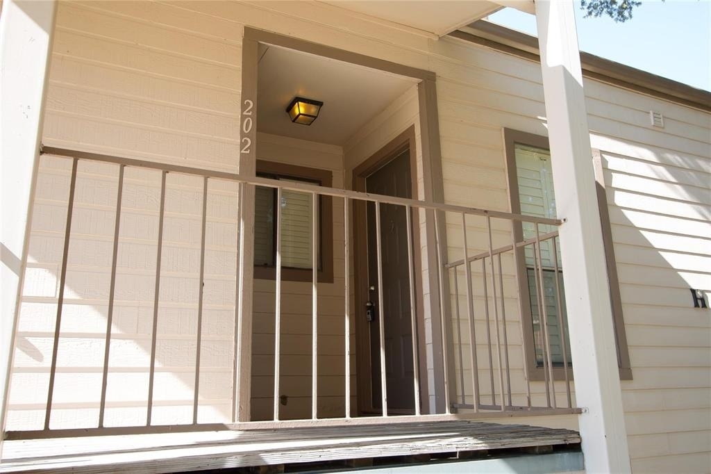 202 Lakeview Terrace - Photo 2