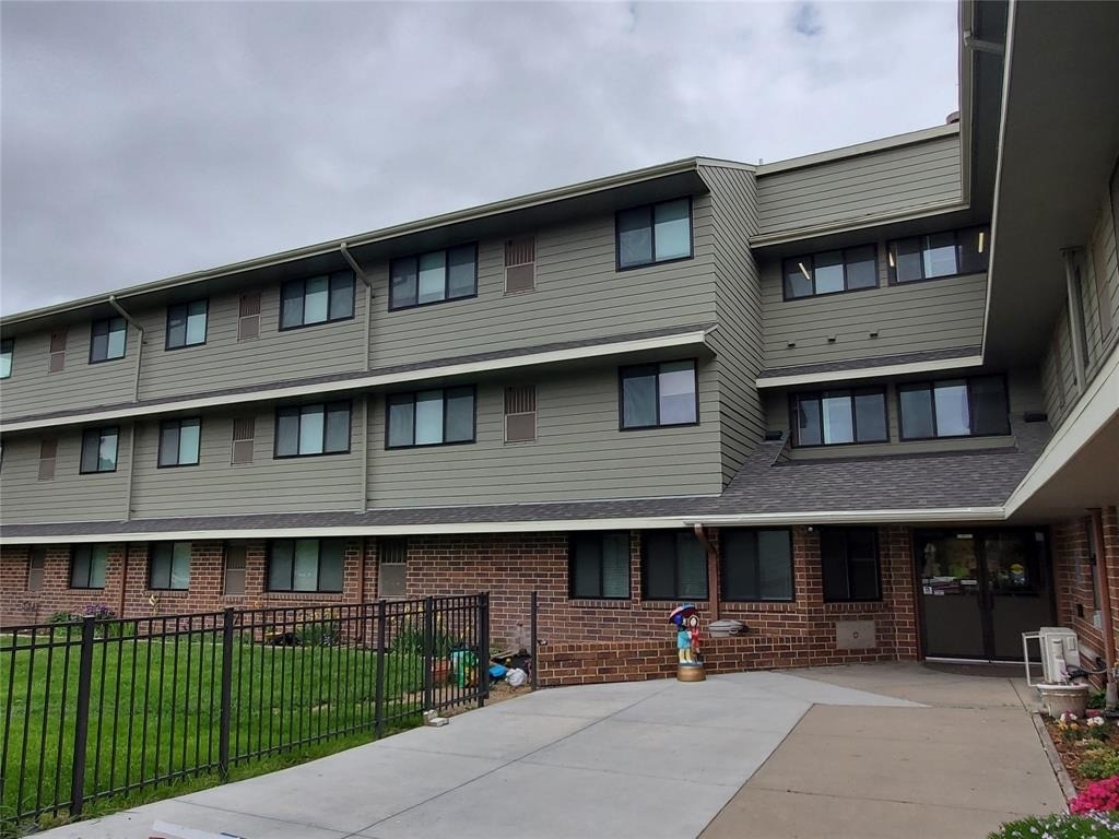 737 N 22nd St - Photo 2