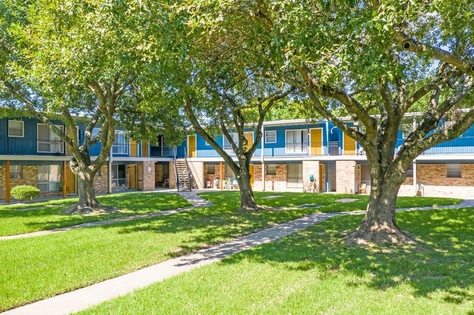 1305 Memorial Drive Drive - Photo 3