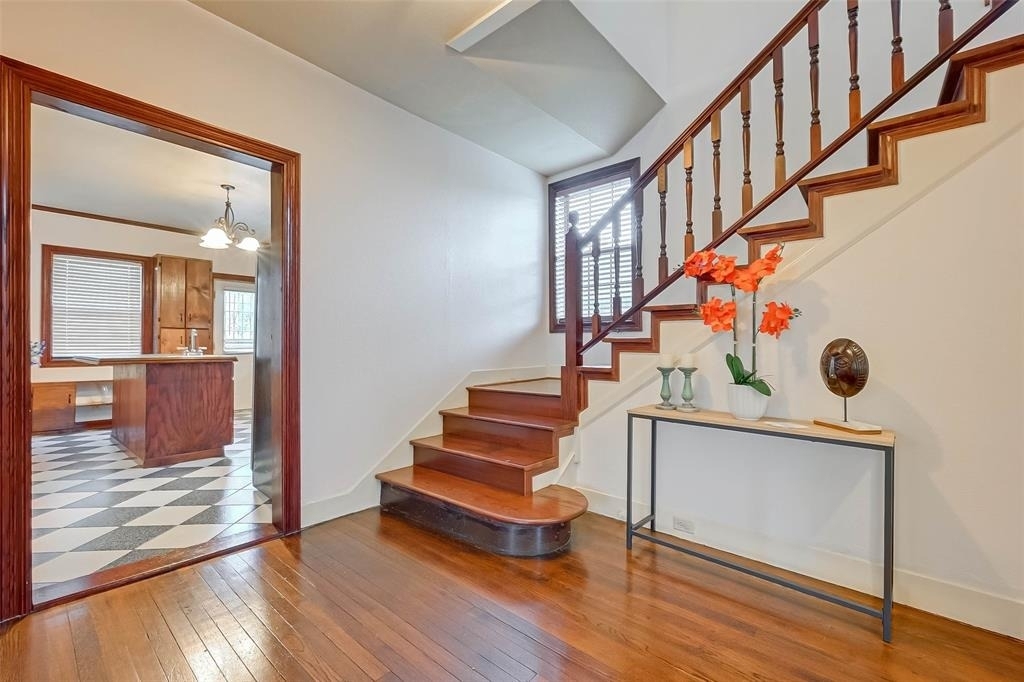 2412 Oakdale Street - Photo 2