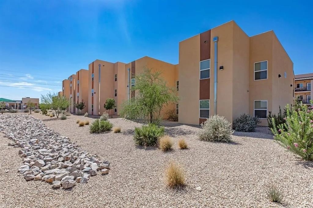 11050 Montana Ave - Photo 1
