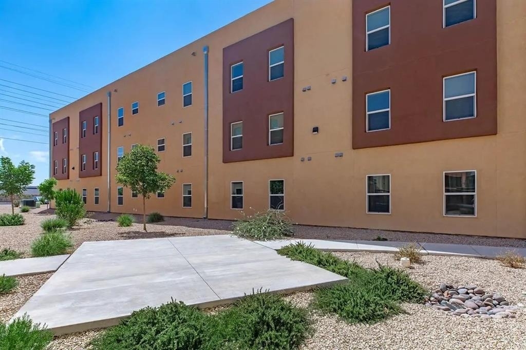 11050 Montana Ave - Photo 2