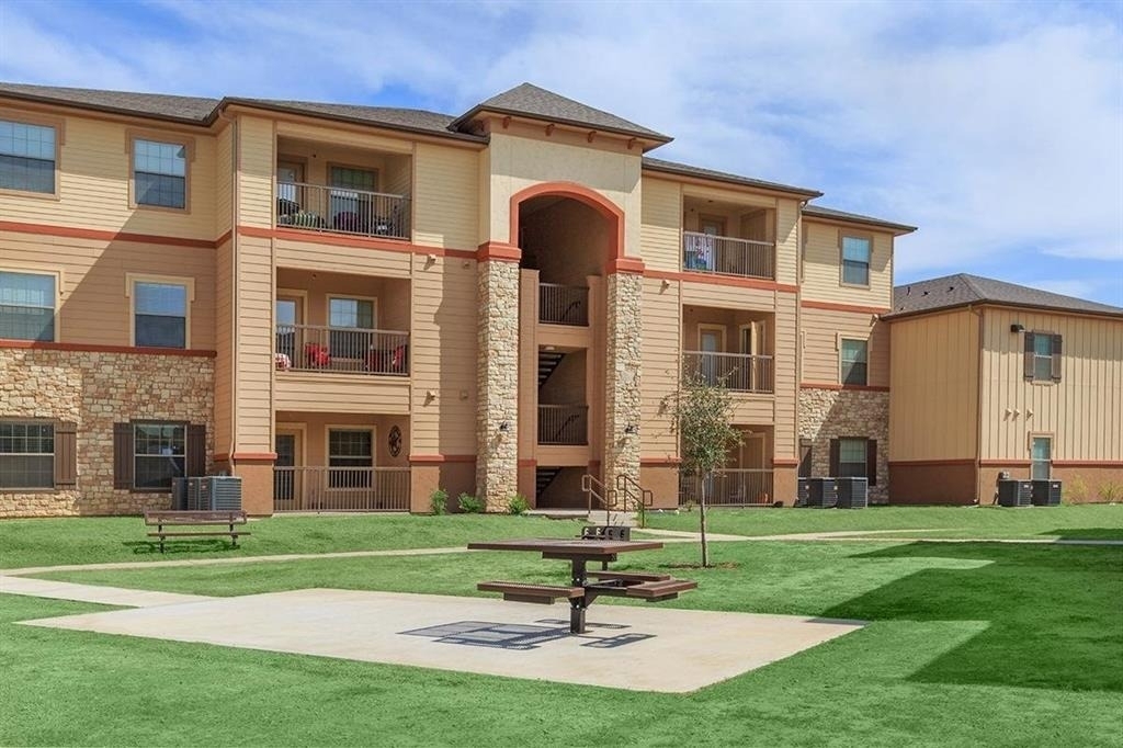 202 Aquero Boulevard - Photo 2