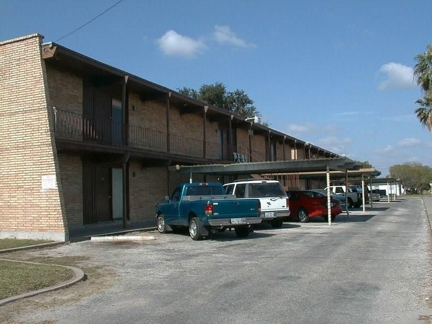 704 W Corral Avenue - Photo 2