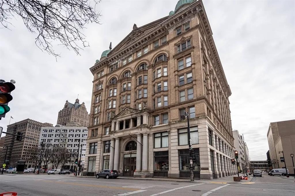 135 W Wells St - Photo 1