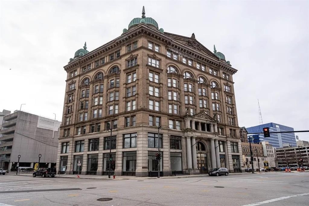 135 W Wells St - Photo 0